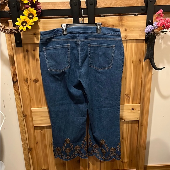 The Pioneer Woman Blue Embroidered Cropped Jeans - Picture 6 of 8